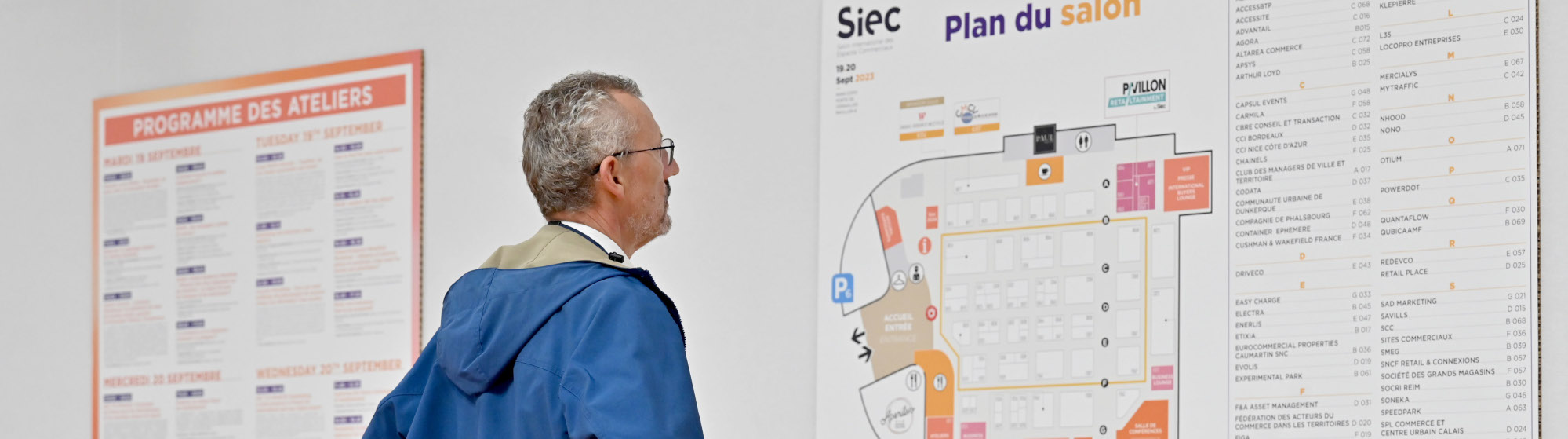 Visiteur regardant le plan du Siec