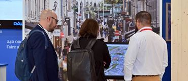 Visiteurs devant un stand sur le Siec