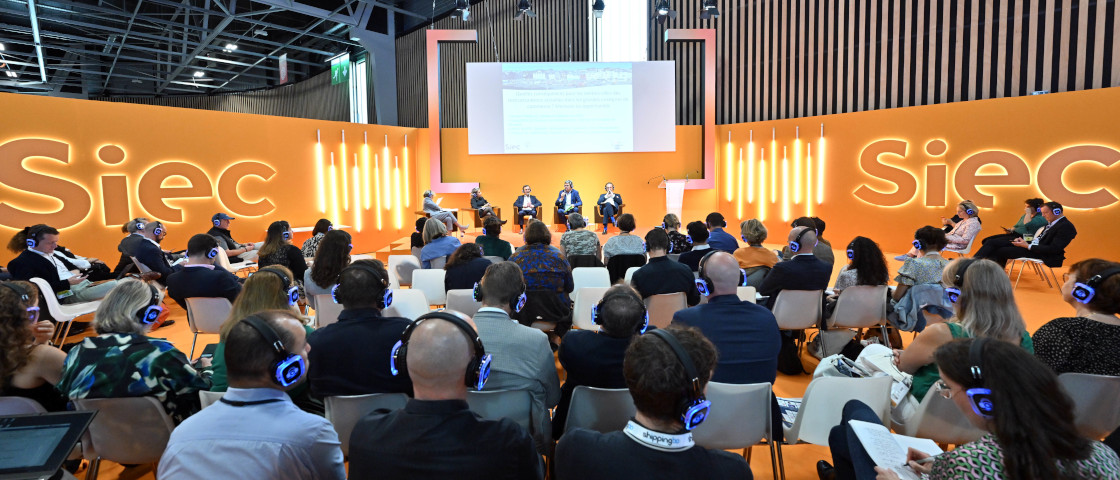 Conference room of the Siec with a large crowd