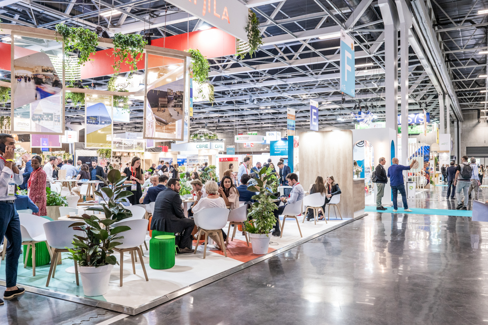 Allée principale du Pavillon 6 au Siec 2025, rassemblant exposants et visiteurs dans une atmosphère conviviale.