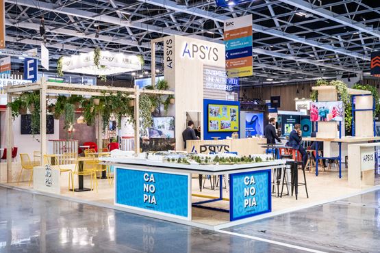Espace d’exposition du Siec 2025 avec maquette d’aménagement urbain, zones de networking et stands d’exposants.