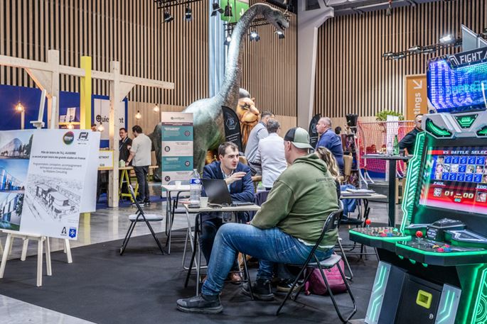 Échanges entre exposants autour des innovations dédiées à l’expérience client au Siec 2025.