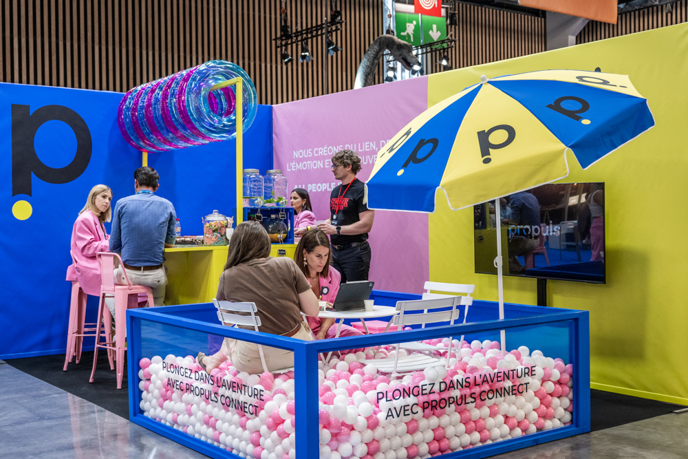 Stand coloré de Propuls Connect au Siec 2025, illustrant l’innovation et la créativité du salon autour du design immersif et de l’expérience client.